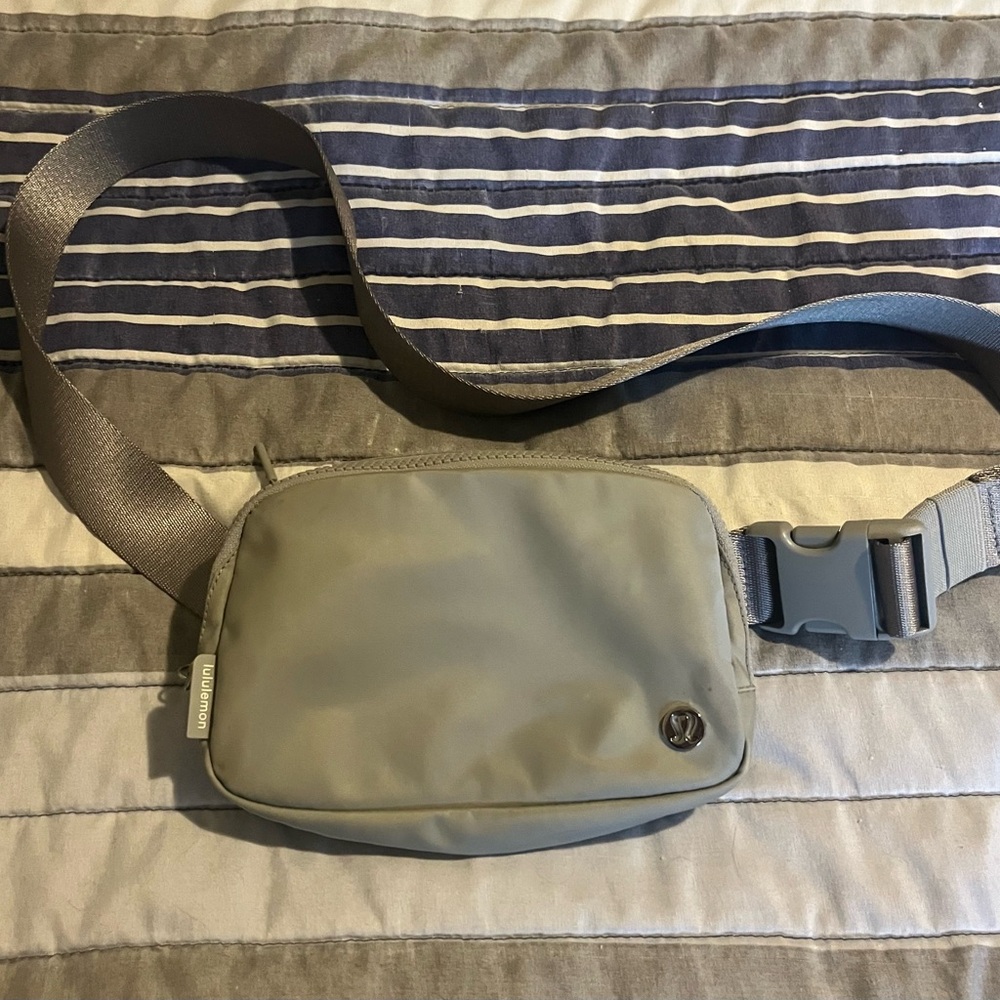 lululemon athletica 1L Everywhere Belt Bag in Elephant Gray
